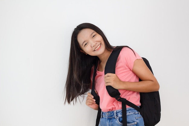 Estudiante joven con mochila sobre fondo blanco.