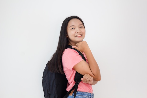 Estudiante joven con mochila sobre fondo blanco.