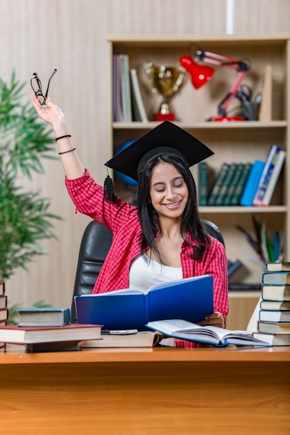 Estudiante joven que se prepara para los exámenes de la escuela universitaria