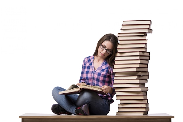 Estudiante joven que se prepara a los exámenes de la universidad aislados en blanco