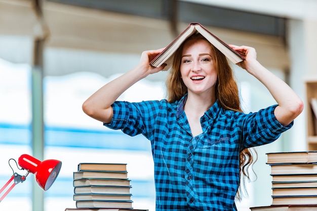 Estudiante joven que se prepara para los exámenes