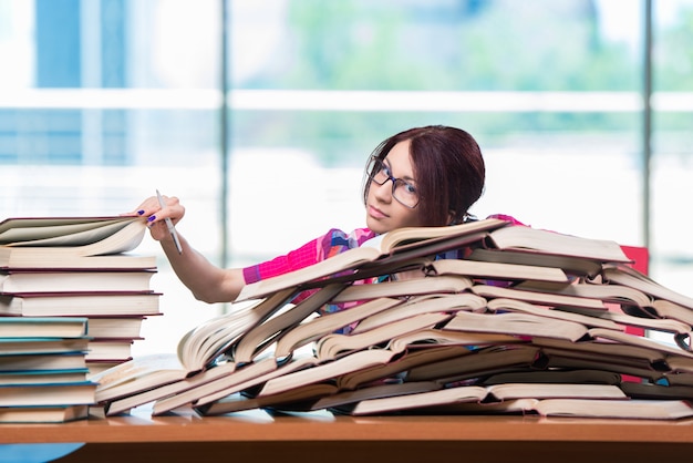 Estudiante joven que se prepara para los exámenes