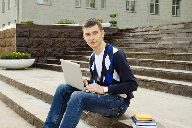 Estudiante joven que trabaja en una computadora portátil