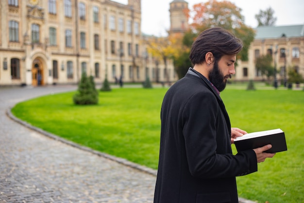 Estudiante, joven en la universidad.