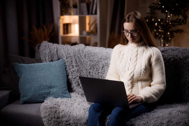 Estudiante con laptop en casa