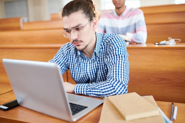 Estudiante con laptop