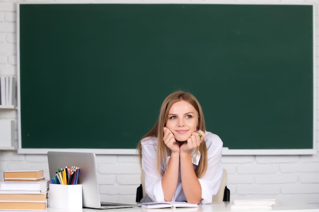 Estudiante en la lección de la conferencia en el aula en la escuela secundaria o la universidad de regreso a la escuela