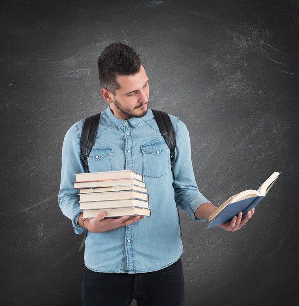 El estudiante lee la lección de cuentos para los exámenes.