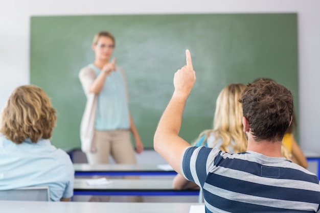 Estudiante levantando la mano en el aula