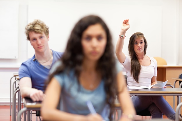 Estudiante levantando su mano para dar una respuesta