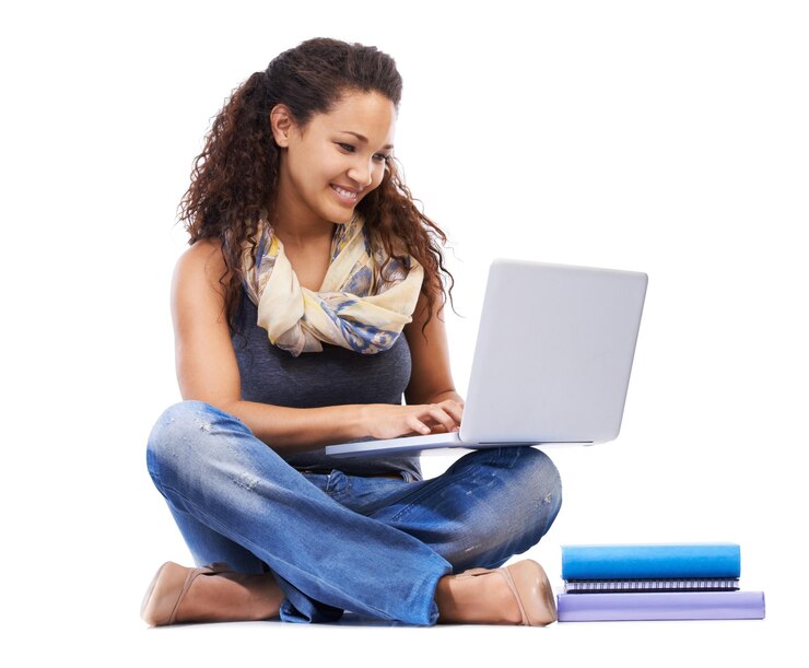 Foto estudiante leyendo y escribiendo notas en una computadora portátil estudiando con libros o planificando conocimientos de educación universitaria e investigación en internet conferencia web de una joven negra y notas universitarias en un dispositivo tecnológico
