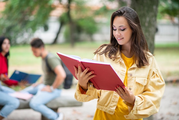 Estudiante leyendo un libro al aire libre