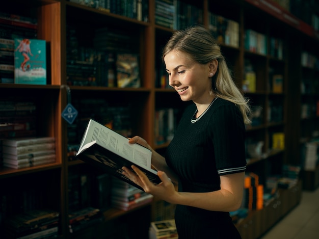 Estudiante leyendo un libro en la biblioteca