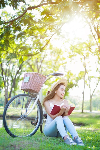 Estudiante leyendo un libro en el parque. Listo para ir a la Universidad.