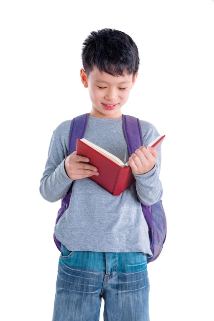 Estudiante leyendo con libro