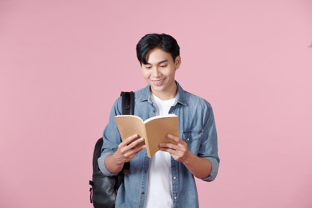 Estudiante con libro abierto en la escuela