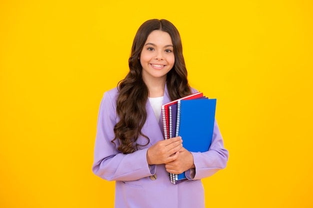 Estudiante con un libro de copia posando en un fondo aislado Lección de literatura escuela primaria Niño lector intelectual