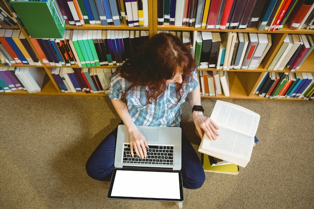 Estudiante maduro en la biblioteca con tableta