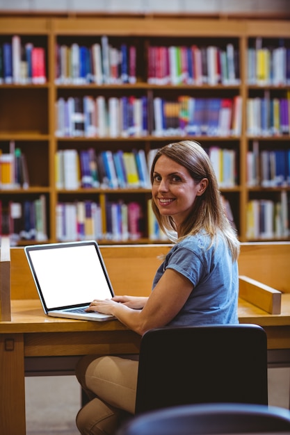 Estudiante maduro en la biblioteca usando laptop