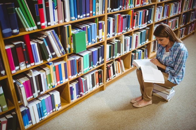 Estudiante maduro en la biblioteca