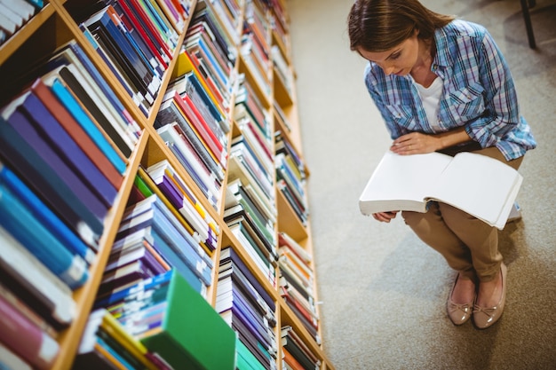 Foto estudiante maduro en la biblioteca