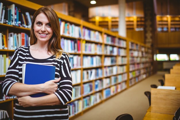 Estudiante maduro en la biblioteca