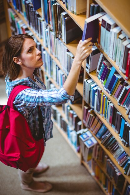 Estudiante maduro en la biblioteca