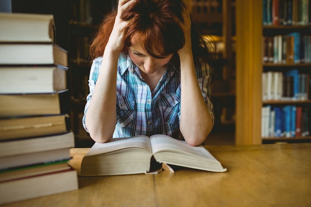 Estudiante maduro que estudia en la biblioteca