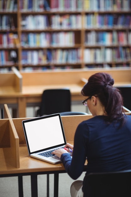 Estudiante maduro que usa una computadora portátil para ayudar con el estudio