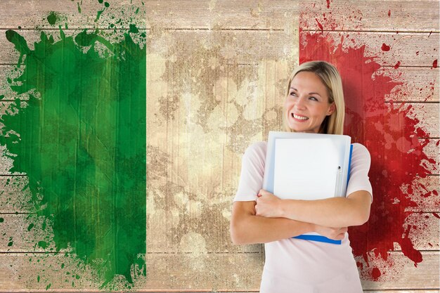 Foto estudiante maduro sonriendo contra la bandera de italia en efecto grunge