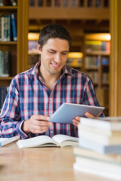 Estudiante maduro con tablet PC en la biblioteca