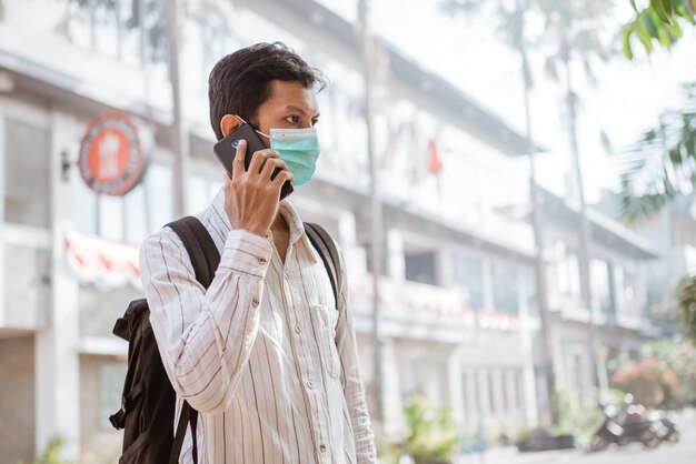 Estudiante con mascarilla antes de ir a la escuela o al campus