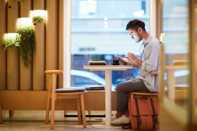 Estudiante masculino en café