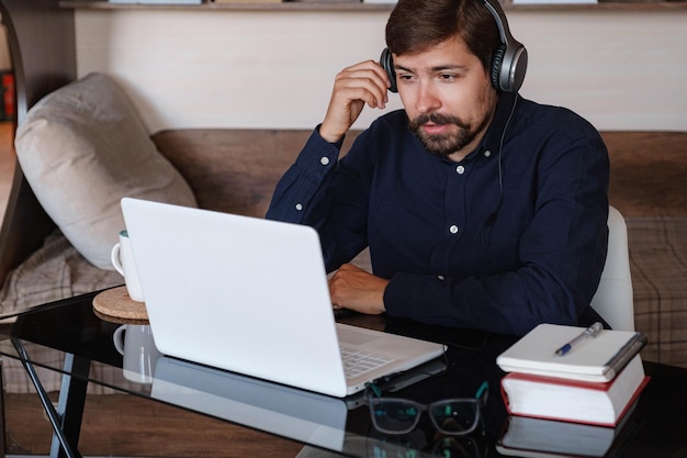 Estudiante masculino feliz profesor en línea usar auriculares hablar videollamadas