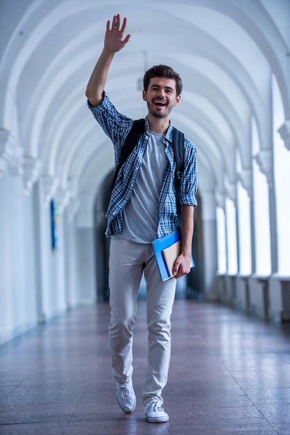 Foto el estudiante masculino guapo