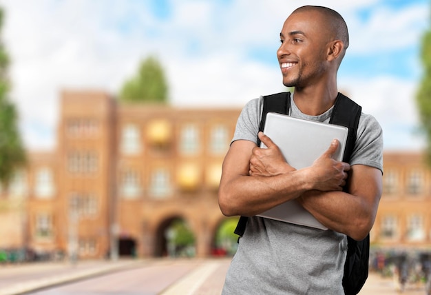 Estudiante masculino con mochila en el fondo