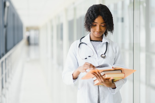 Estudiante de medicina africana con una sonrisa