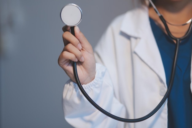 Estudiante de medicina asiático con un estetoscopio en la mano