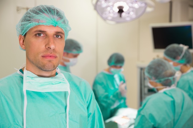 Foto estudiante de medicina en equipo quirúrgico