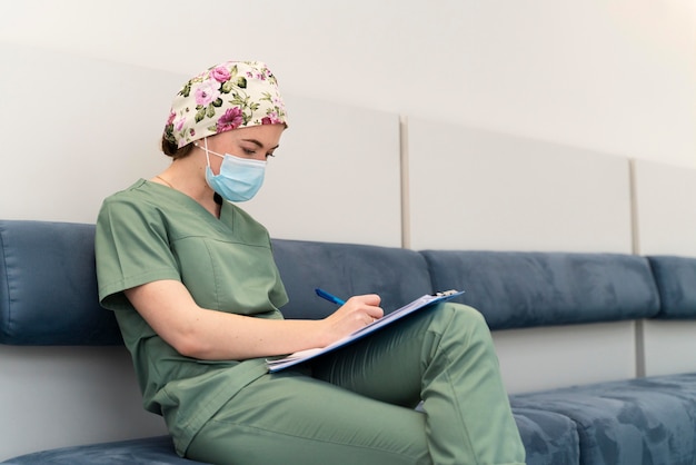 Foto estudiante de medicina con máscara médica