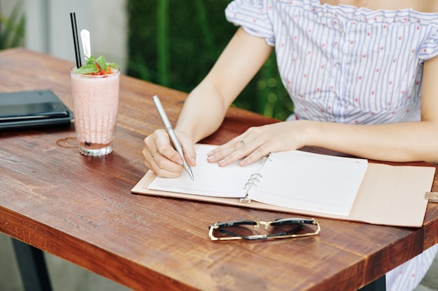 Estudiante en la mesa de café