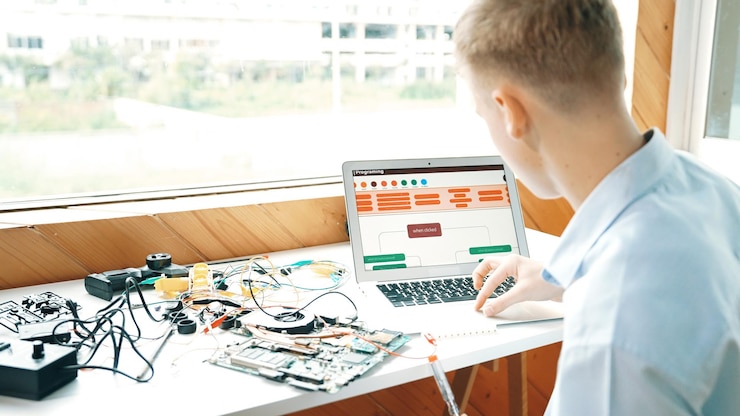 Foto estudiante mirando la pantalla del portátil mientras codifica el mensaje de ingeniería edificación
