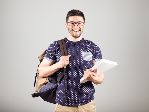 Estudiante con mochila y libro