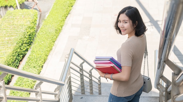 Estudiante moda jovencita con libro educativo