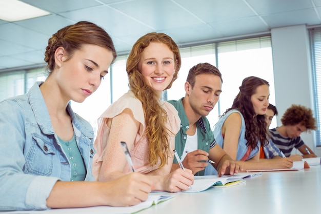 Estudiante de moda sonriendo a la cámara