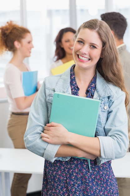 Estudiante de moda sonriendo a la cámara