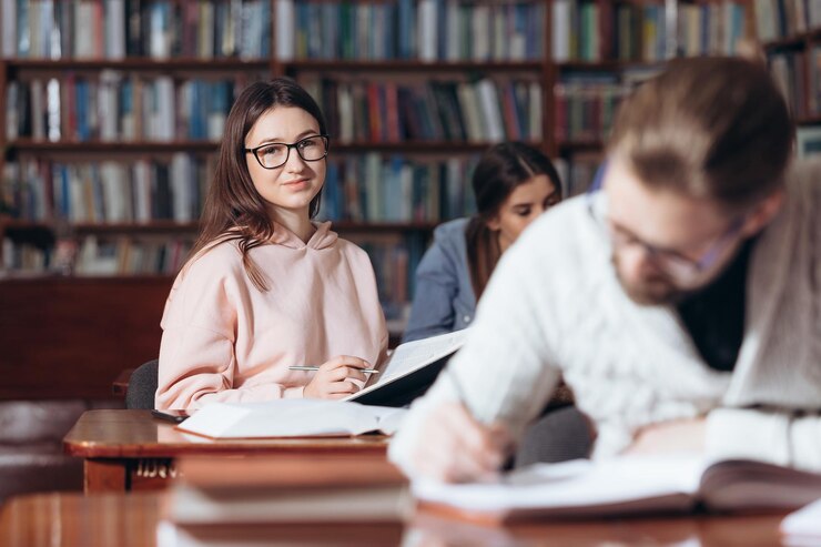 Una estudiante morena que pasa tiempo en la biblioteca.