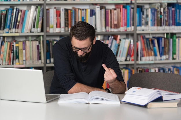 estudiante mostrando joder firmar en una biblioteca