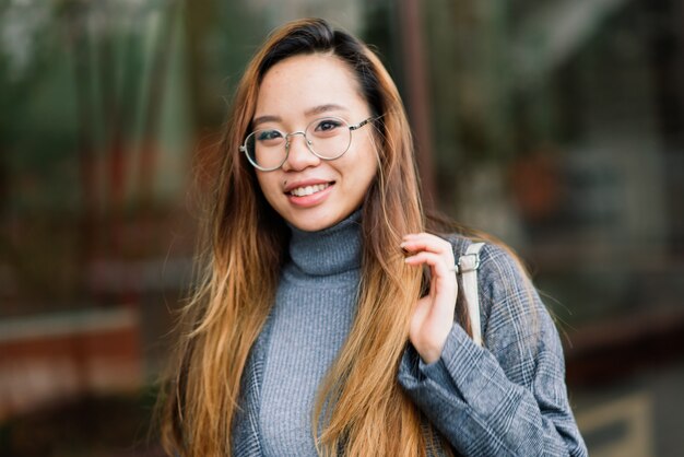 Estudiante mujer asiática feliz en la calle de la ciudad, concepto de educación