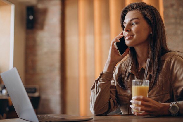 Estudiante mujer estudiando en un portátil en un café